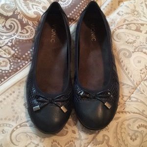 Vionic navy blue w snakeskin like pattern